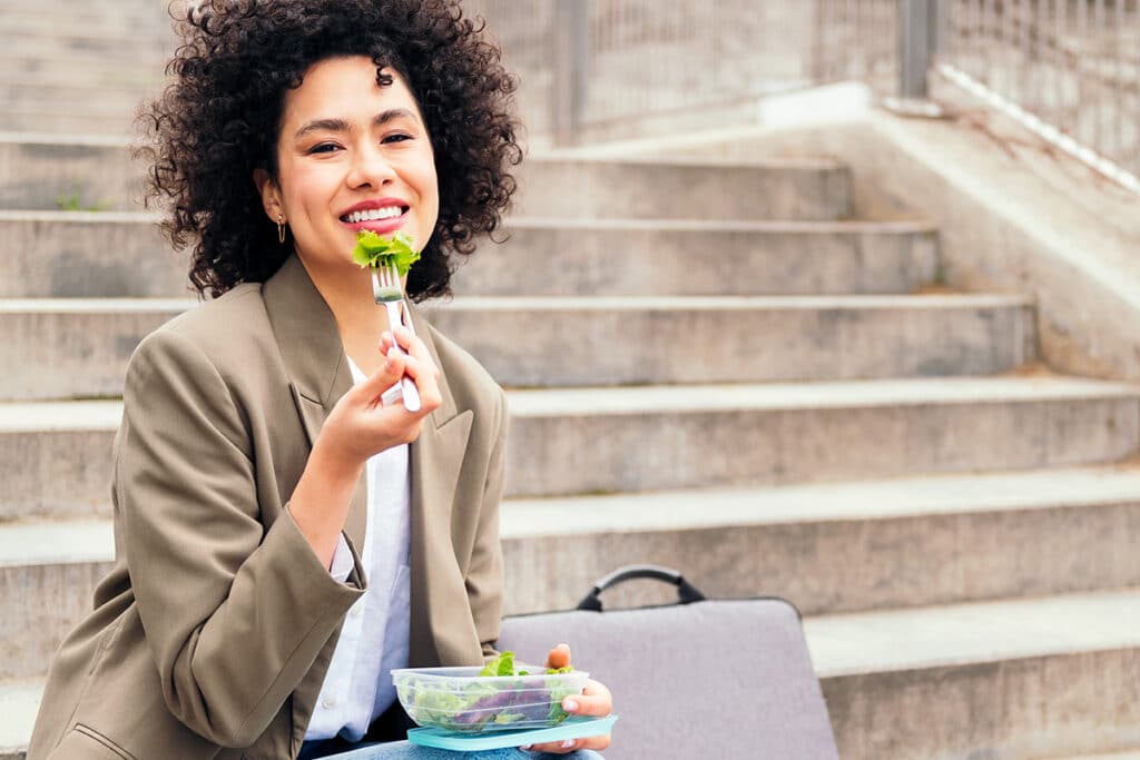 professional woman eating salad on lunch break