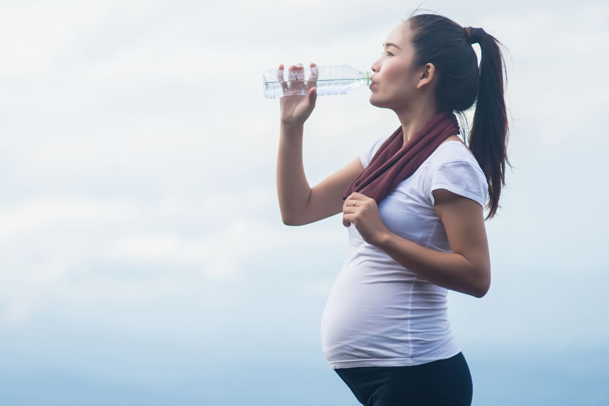 drinking water during preganancy - pregnant woman drinking water