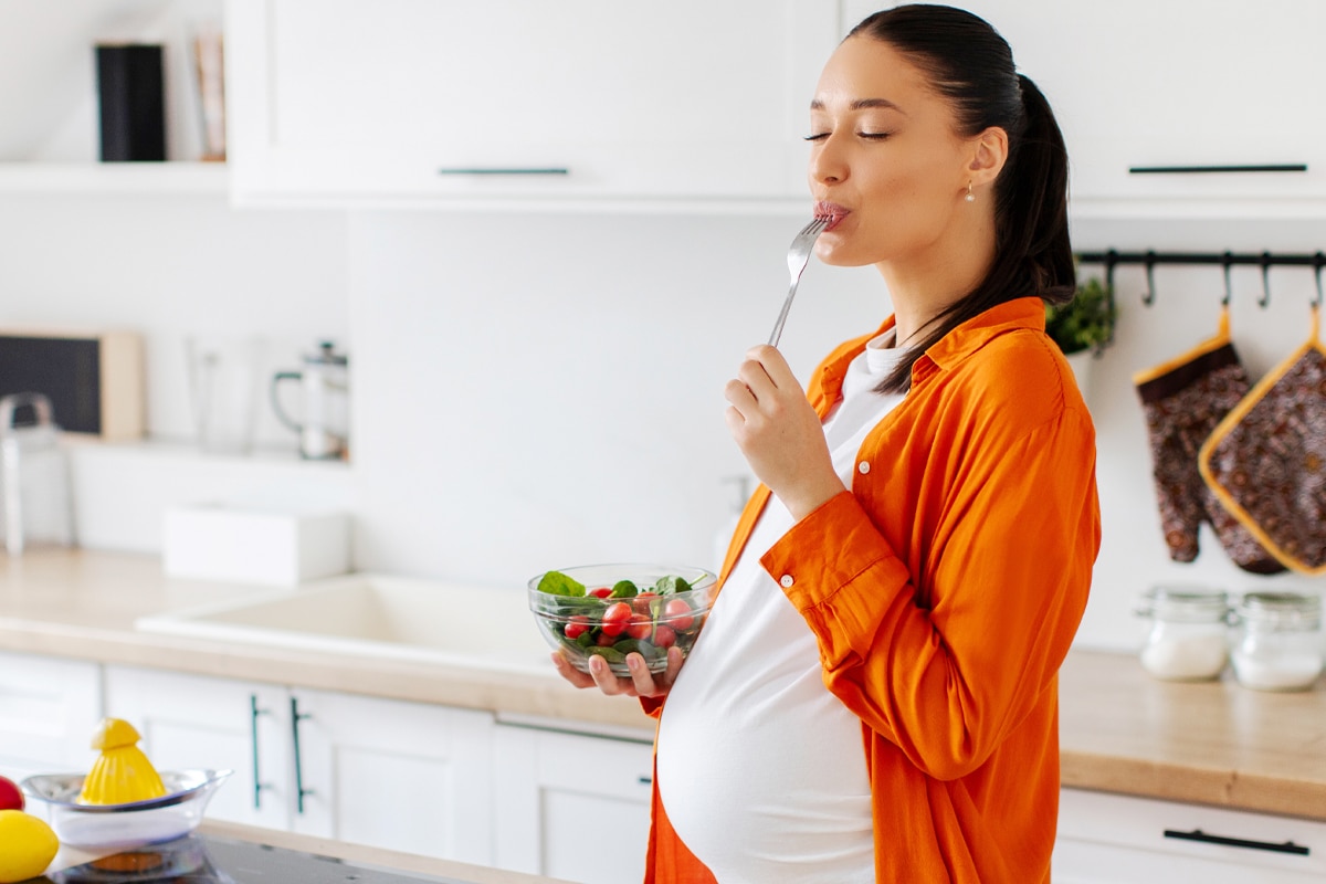 pregnant woman eating salad to manage blood sugar during pregnancy