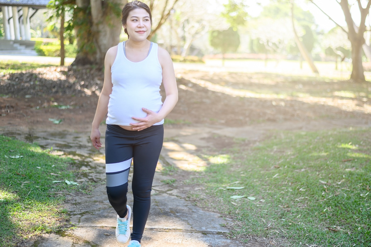 pregnant woman exercising to manage gestational diabetes