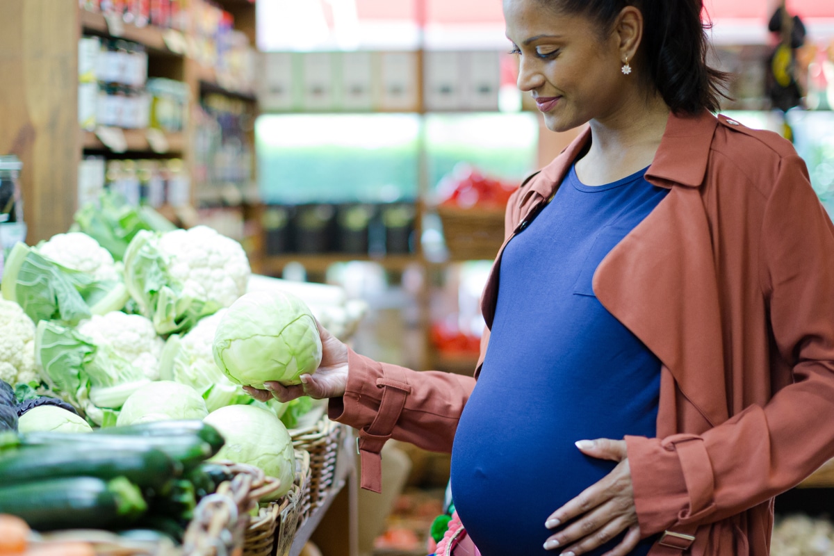pregnant woman grocery shopping for foods to help blood sugar